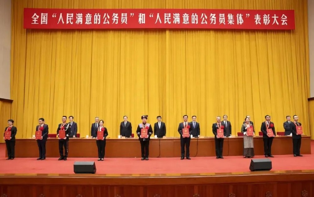 人民滿意的公務(wù)員、跨海高鐵、電力裝備綠色低碳發(fā)展、網(wǎng)絡(luò)文明等中英翻譯