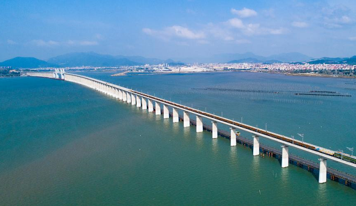 人民滿意的公務(wù)員、跨海高鐵、電力裝備綠色低碳發(fā)展、網(wǎng)絡(luò)文明等中英翻譯