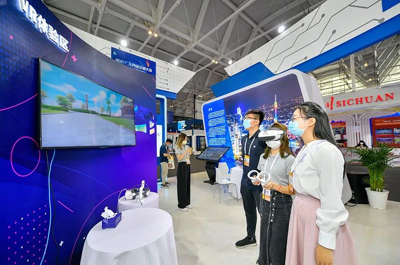人民滿意的公務(wù)員、跨海高鐵、電力裝備綠色低碳發(fā)展、網(wǎng)絡(luò)文明等中英翻譯